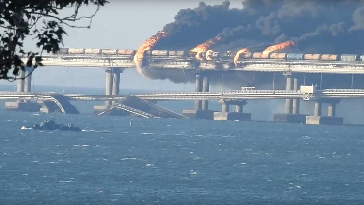 Британська розвідка розповіла, як вибух на Кримському мосту боляче вдарив по путіну