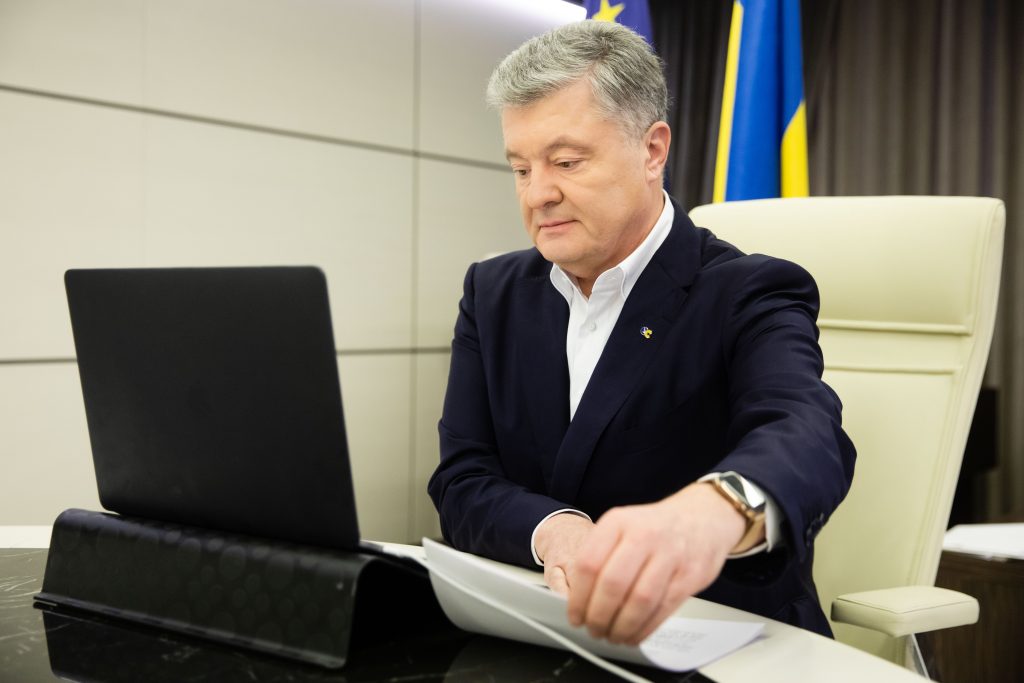 Порошенко у розмові з Туском закликав європейських партнерів посилити санкції проти Росії, підтримати надання Україні ПДЧ і допомогти з вакцинами