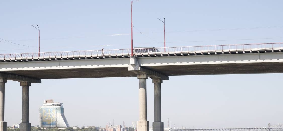 Спільний заплив: активісти та експерти з мостобудування оглянули ремонт Центрального мосту з води