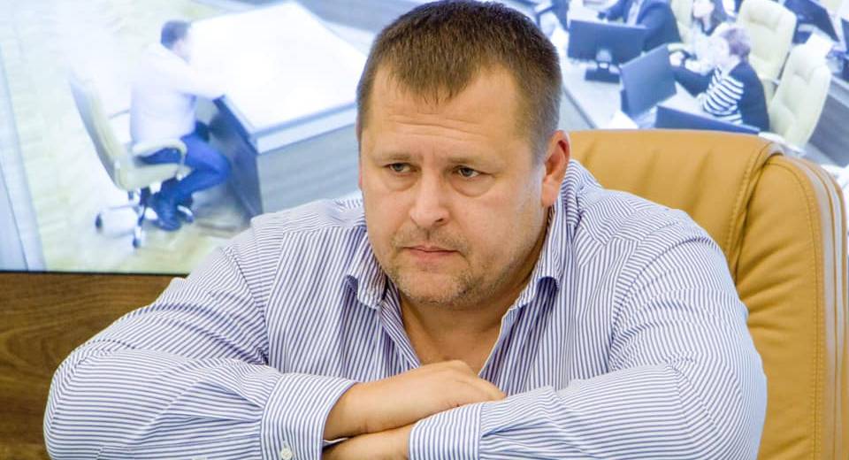 Борис Филатов хочет отремонтировать туалеты и запретить смартфоны в школах