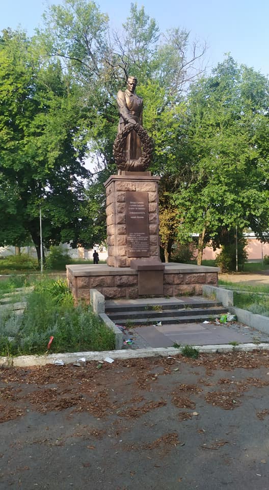 В Днепре площадка в сквере погибшим воинам на Игрени превратилась в свалку (ФОТО)