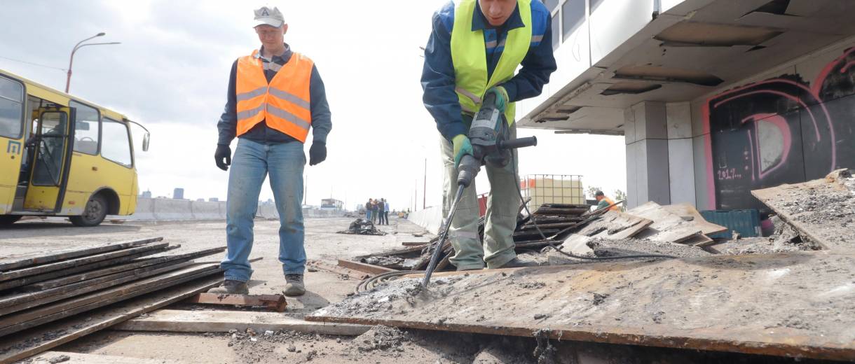 Цілодобовий графік і швидкий темп: На Центральному мосту Дніпра тривають фінальні роботи