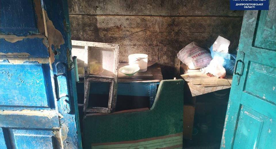 У Дніпрі 5-річний хлопчик живе в помешканні без вікон і опалення (ФОТО)