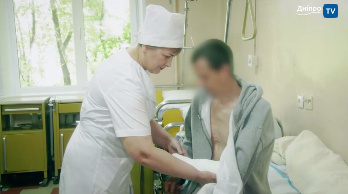“Таких травм мы не видели”. Днепровские медики провели 50 операций, чтобы сохранить руку тяжело раненому бойцу