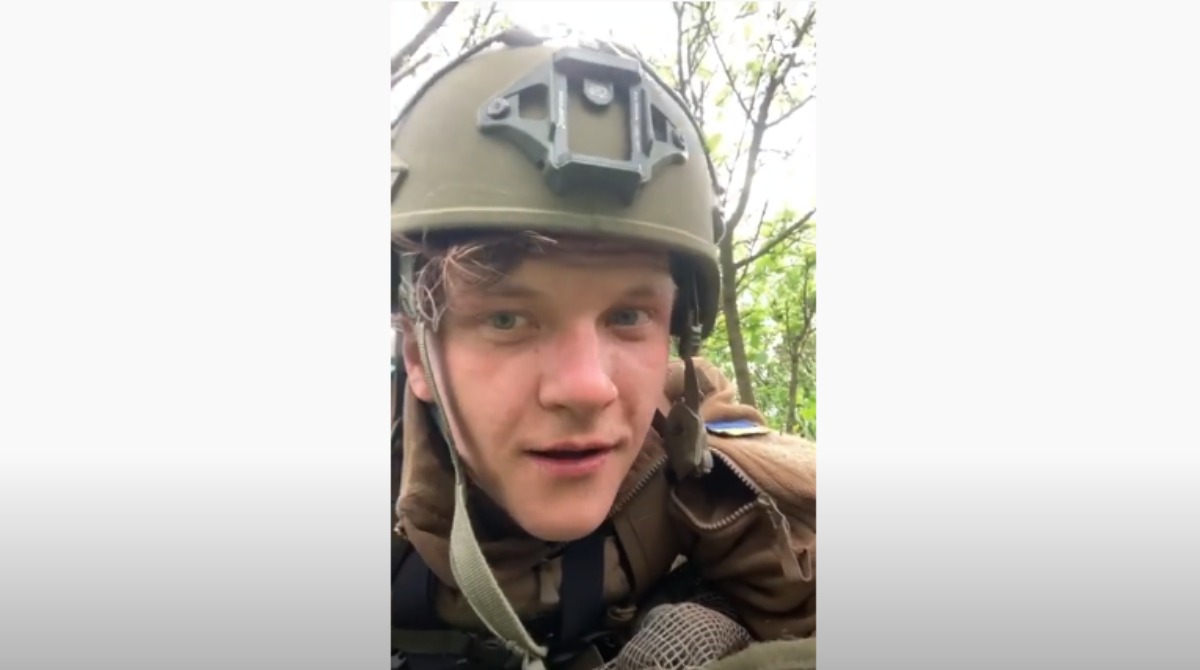 “Жизнь прекрасна”. Боец ВСУ под вражеским обстрелом на передовой снял видео для соцсети