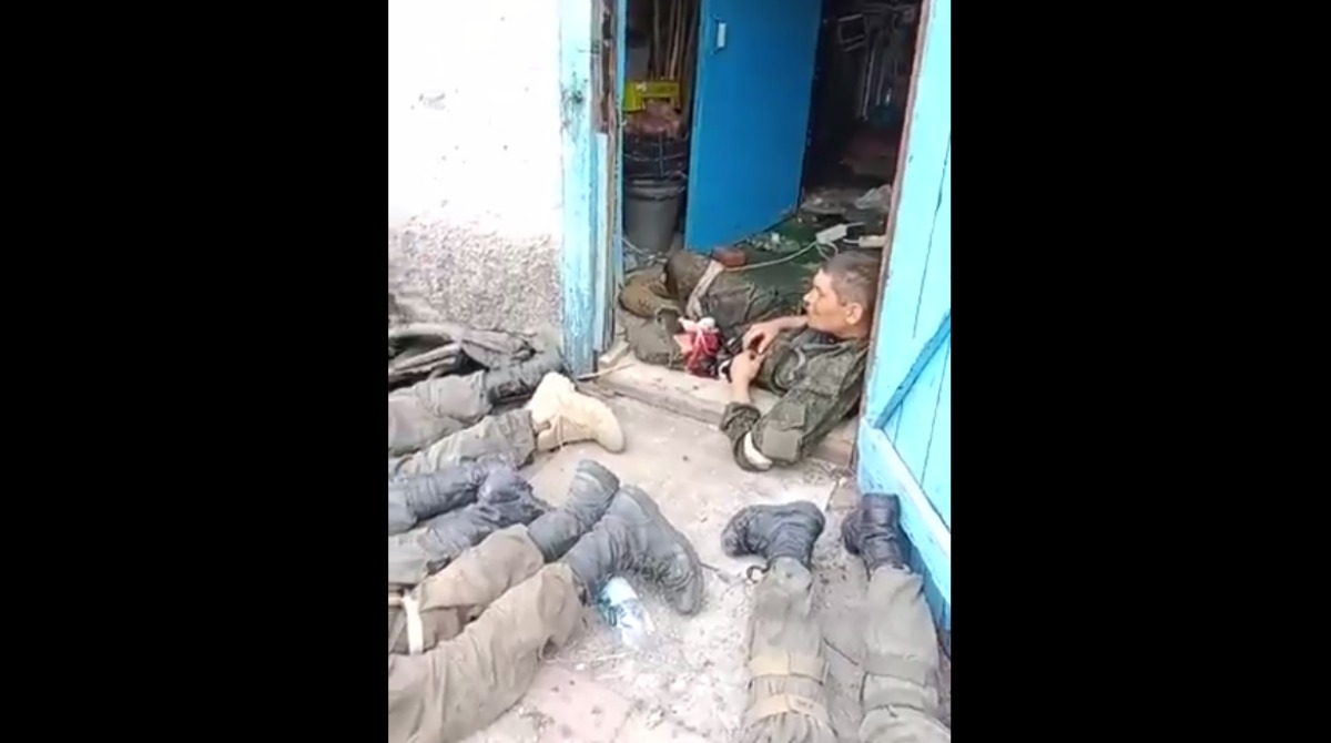 Медик ВСУ взял в плен восьмерых оккупантов, которые украли берцы с украинского склада