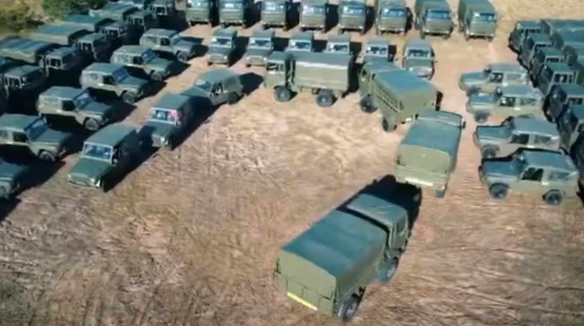 Я вдячний всім дніпрянам. Мер Філатов показав партію вантажівок та позашляховиків, які Дніпро купив для фронту. Відео