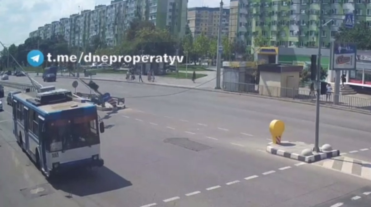 У Дніпрі на Слобожанському тролейбус зніс світлофор. Відео
