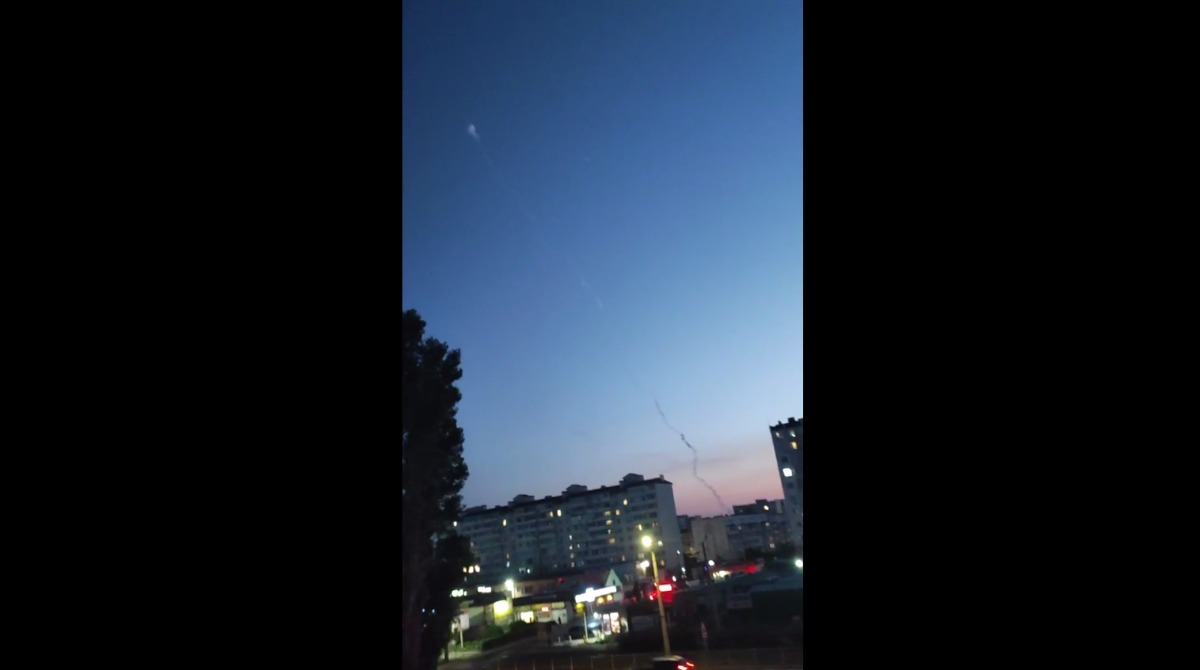 В Криму у небі над Євпаторією збили ракету. Відео