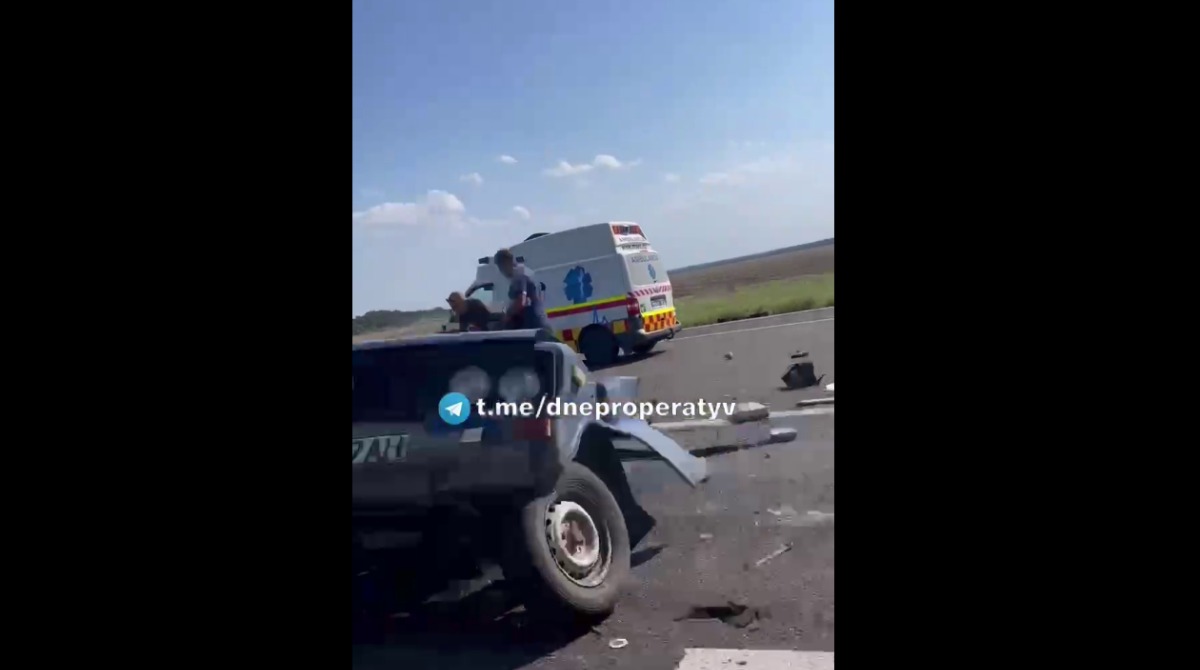 Смертельна ДТП під Дніпром. ВАЗ розірвало навпіл