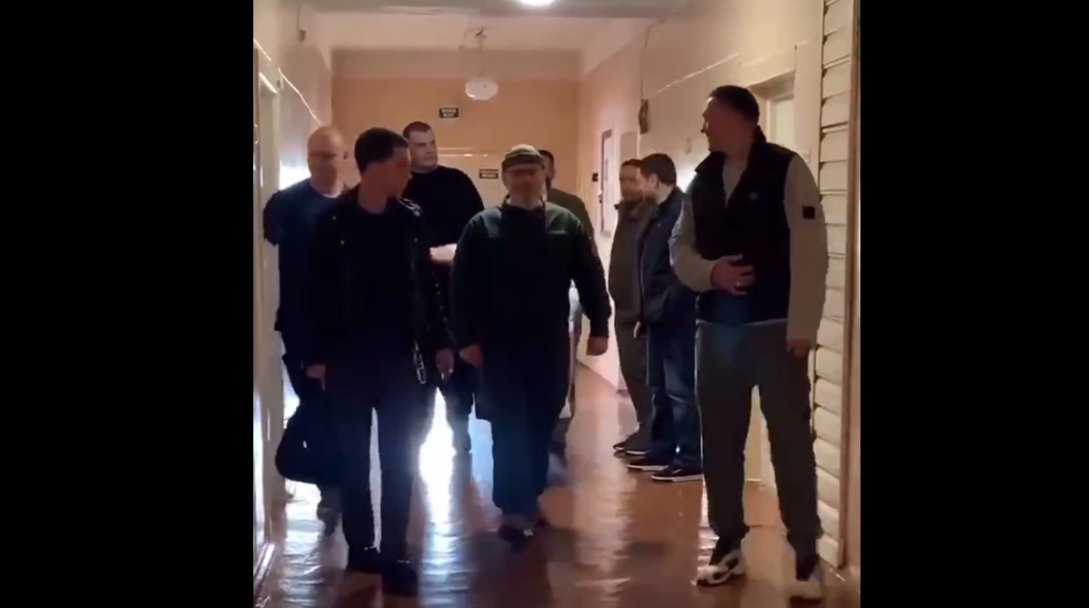 Боксер Олександр Усик відвідав поранених військових у лікарні Кривого Рогу