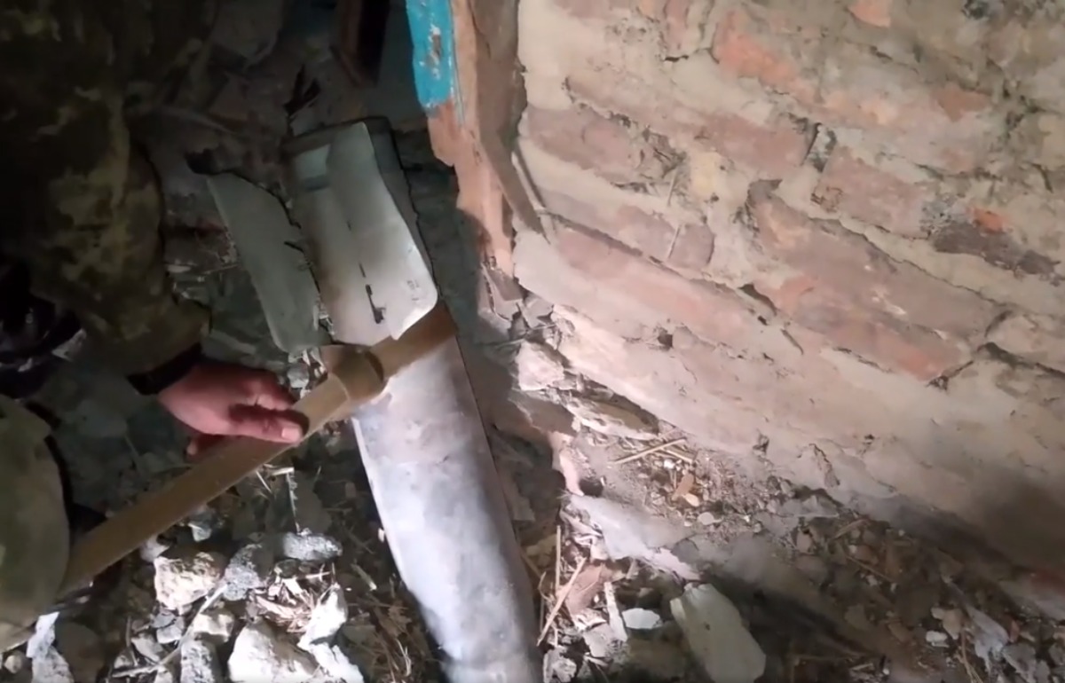 Під Запоріжжям ракета від ворожого “Граду” впала впритул до житлового будинку та не розірвалася. Відео