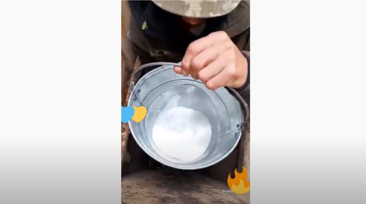 Бойцы ВСУ выкопали колодец с питьевой водой прямо в окопе. Видео