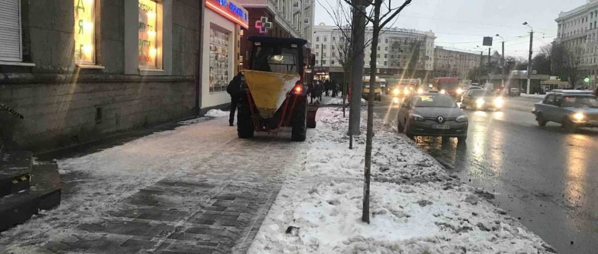 Комфорт и безопасность в Днепре в новогоднюю ночь обеспечивали более 300 сотрудников коммунальных предприятий: фото