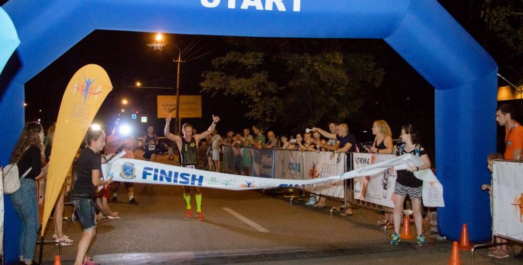 В Днепре провели забег «Ночная 10-ка»: фото