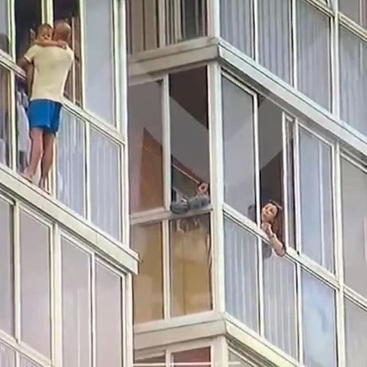 Три часа стоял с ребенком на парапете балкона: муж в России мстил жене