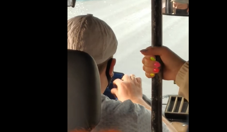 В Днепре водитель возит людей, не глядя на дорогу (ВИДЕО)