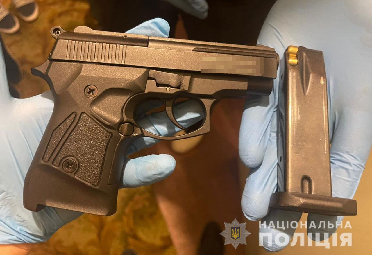 У Дніпрі пара наркоторговців збувала “товар”, використовуючи сервіси доставки таксі