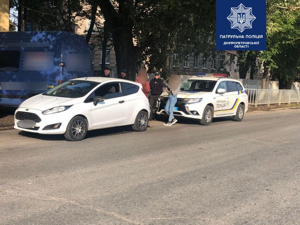 В Днепре патрульные остановили авто за нарушение ПДД, и обнаружили в нем полсотни пакетов с наркотиками