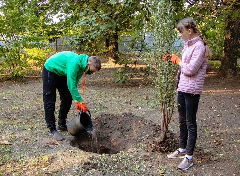Дніпро квітучий: вихованці гуртка «Юні екологи» показали, як висаджувати плодові дерева (ФОТО)