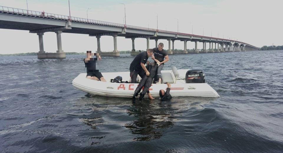 У Дніпрі врятували чоловіка, що стрибнув з мосту