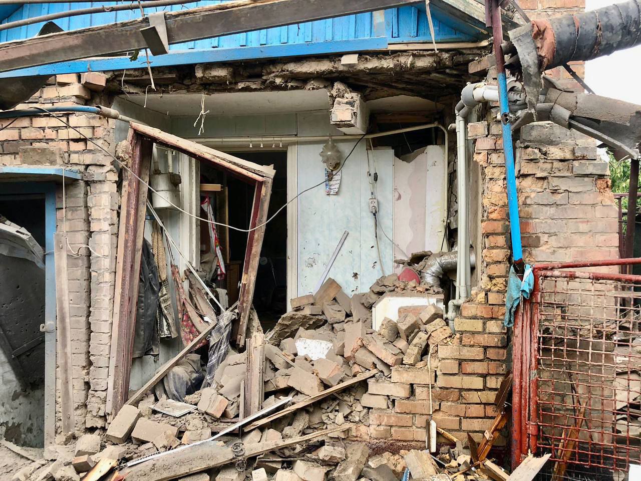 У 190-й день війни ворожі обстріли пошкодили півсотні житлових будинків на Дніпропетровщині