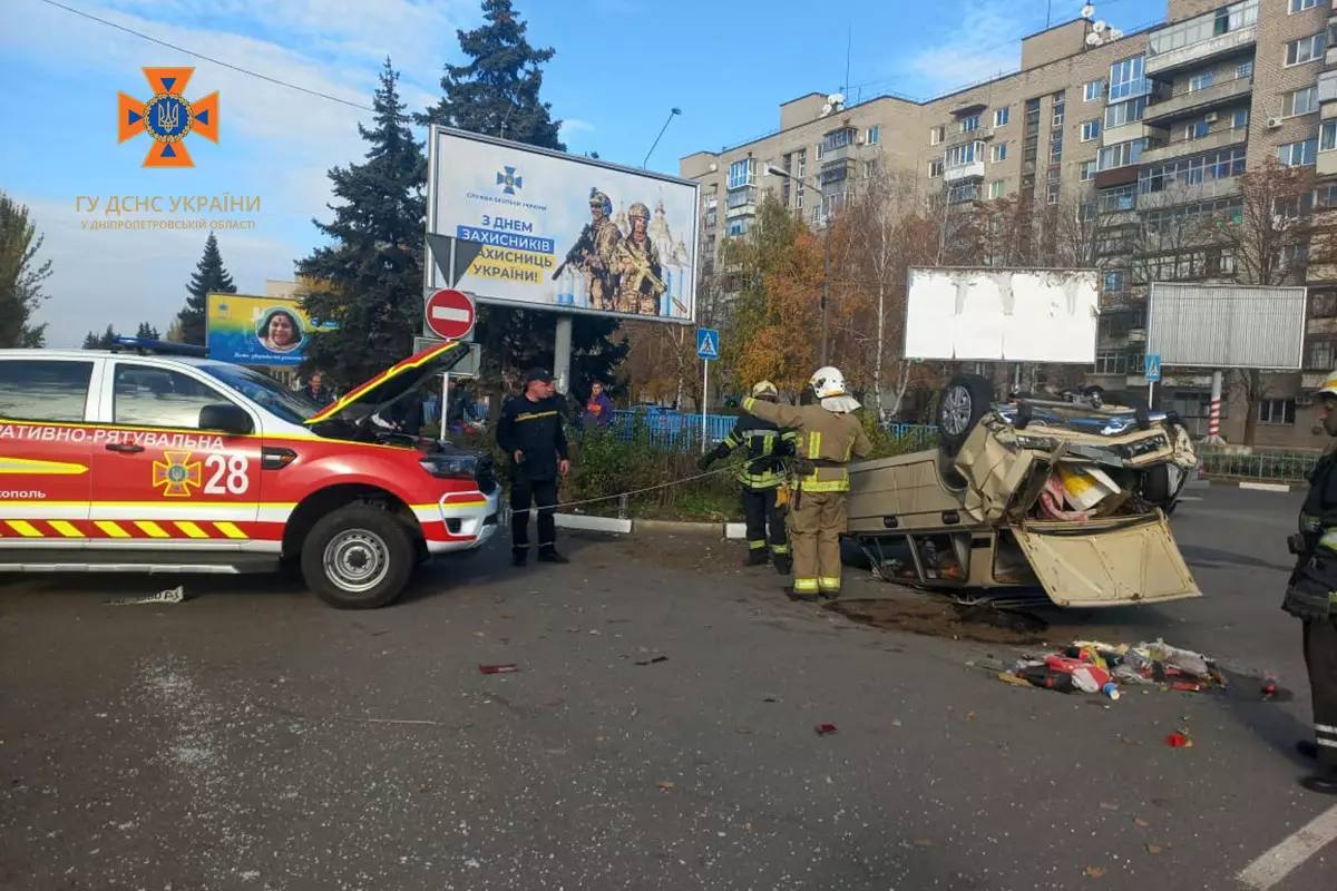У Нікополі легковик після зіткнення зробив кульбіт, є постраждалі