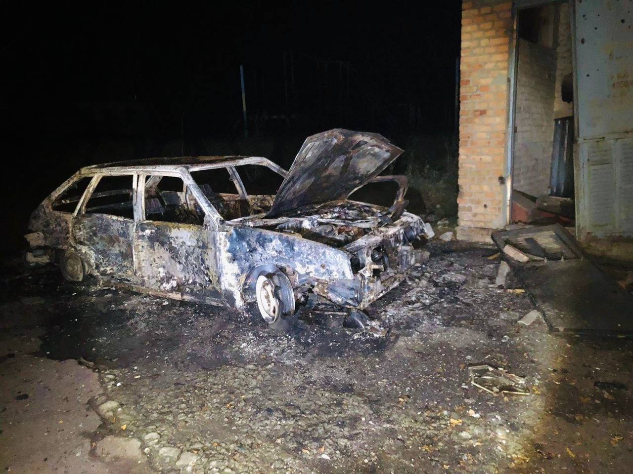 Знищені автівки та понівечені будинки. Всі подробиці нічних обстрілів Никопольського району