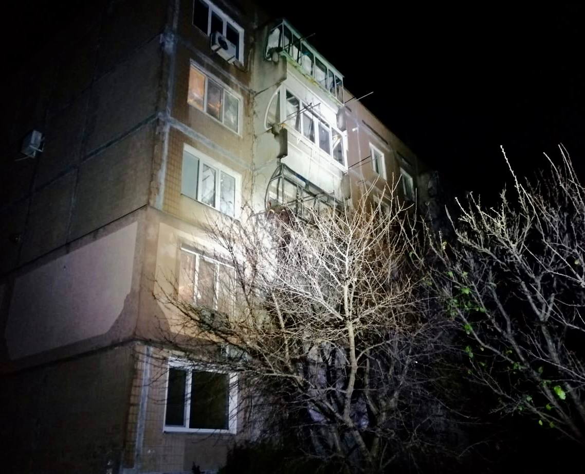 Вночі ворог вдарив залповим вогнем по житлових багатоповерхівках Нікополя