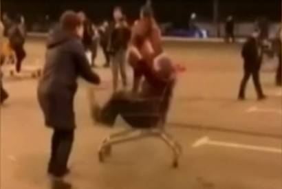 В Днепре пенсионерка каталась на тележке (ВИДЕО)