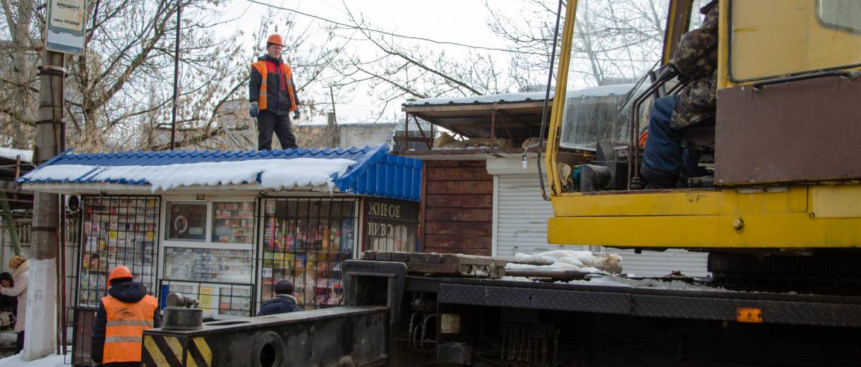 В Днепре демонтировали первый в новом году киоск, где незаконно продавали спиртное: фото