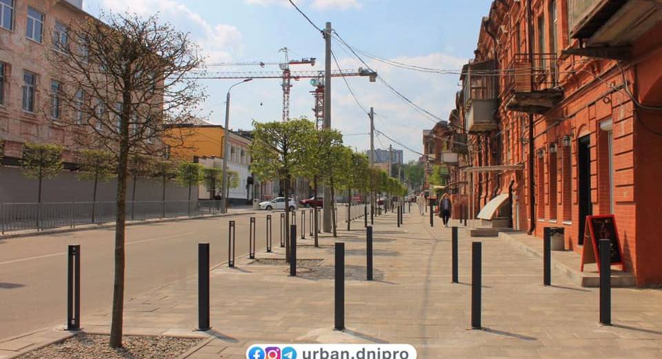 У центрі Дніпра встановлюють антипаркувальні стовпчики (ФОТО)