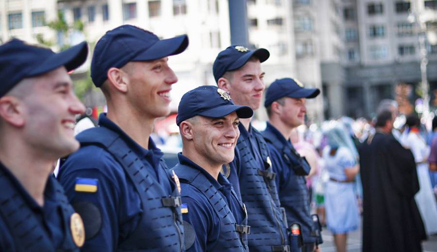 Патрулі наділили правом проникати в житло і проводити особистий огляд