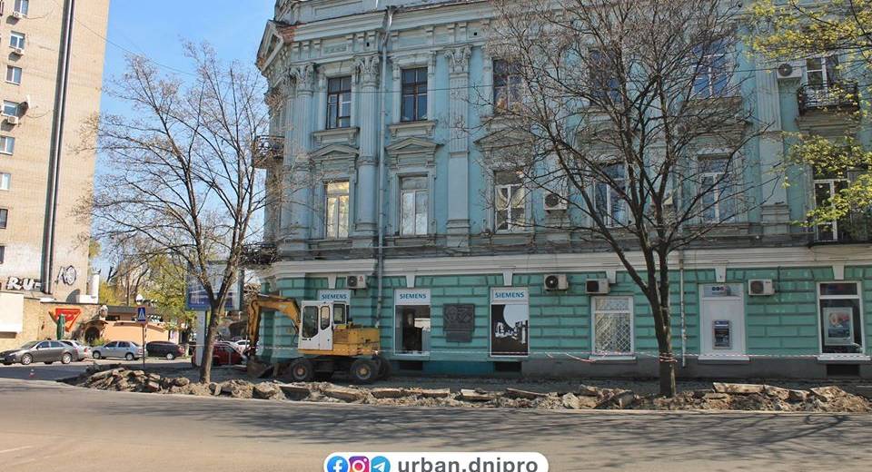 У центрі Дніпра почали влаштовувати паркувальні кишені (ФОТО)