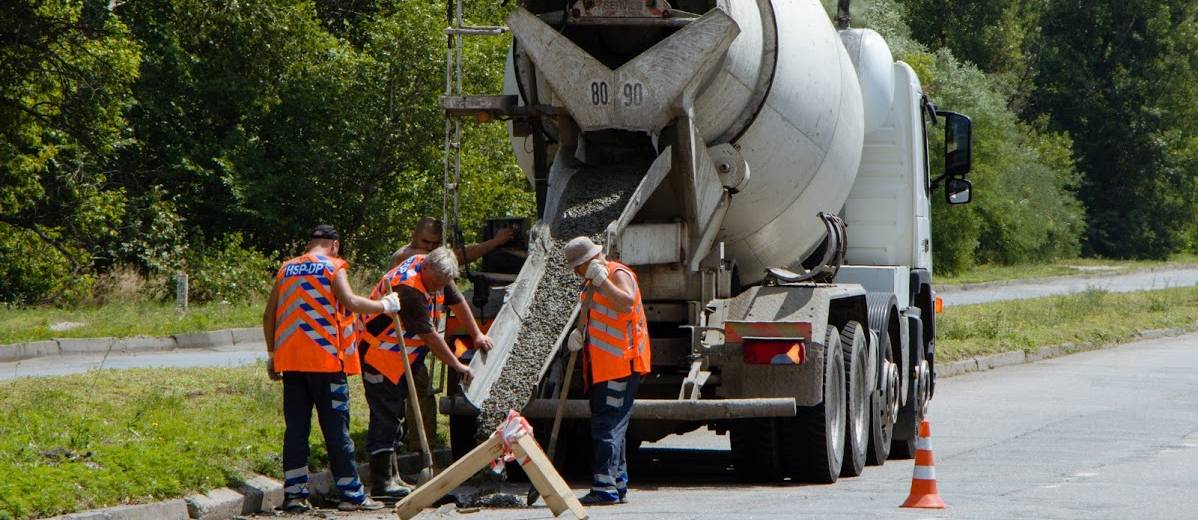 Комунальники Дніпра чистять дощоприймальні мережі та ремонтують дощоприймачі
