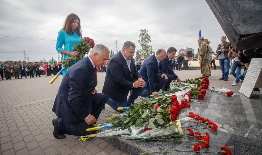 В Днепре прошло традиционное возложение цветов