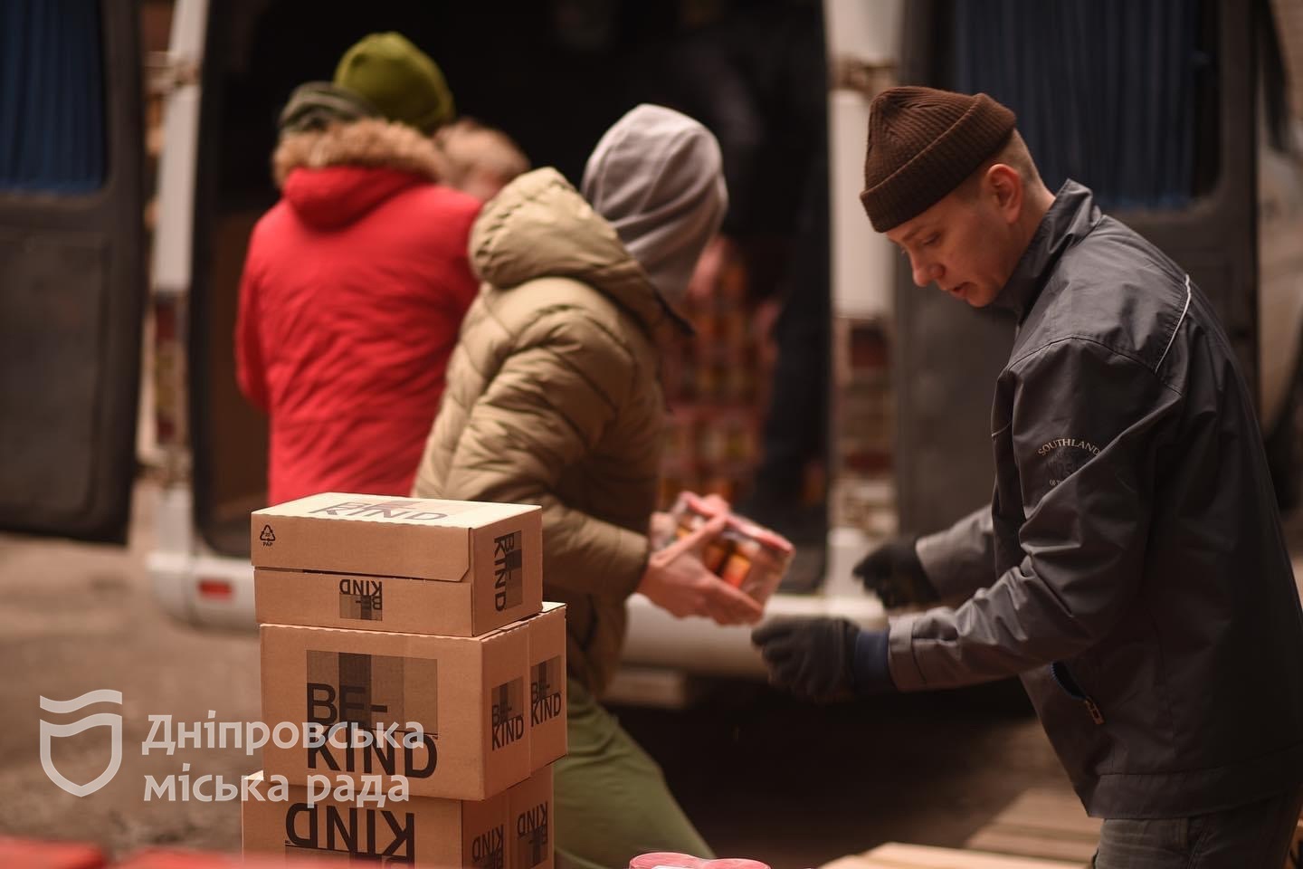 Продукти, одноразові душі, хімічні грілки: Дніпро вчергове передав допомогу