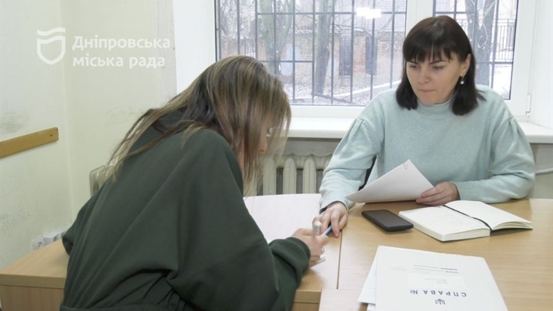 У Адміністрації Соборного району Дніпра відкрили штаб для постраждалих внаслідок ракетного удару по будинку