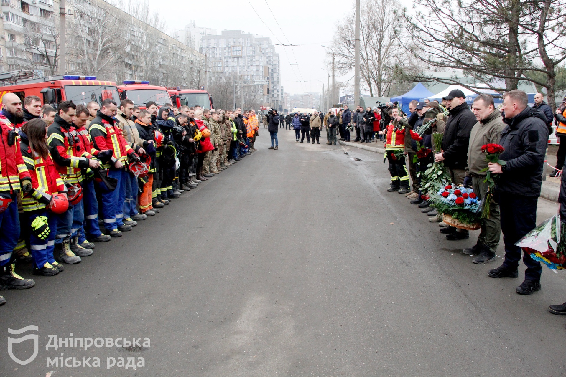 Філатов разом з рятувальниками, поліцейськими та військовими вшанував пам’ять загиблих у будинку на Перемозі