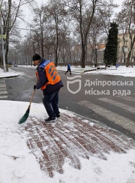 Комунальники Дніпра продовжують оперативно очищати дороги та тротуари міста від опадів
