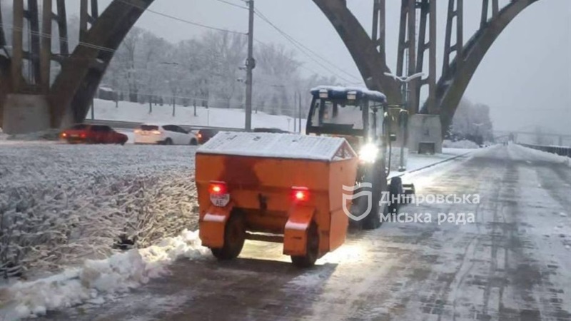 Усі дороги проїзні: понад 12 годин комунальники Дніпра очищали місто від снігу