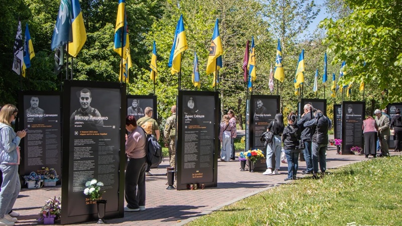 «Історії Героїв». У Дніпрі відкрили нову частину проєкту зі світлинами полеглих військових