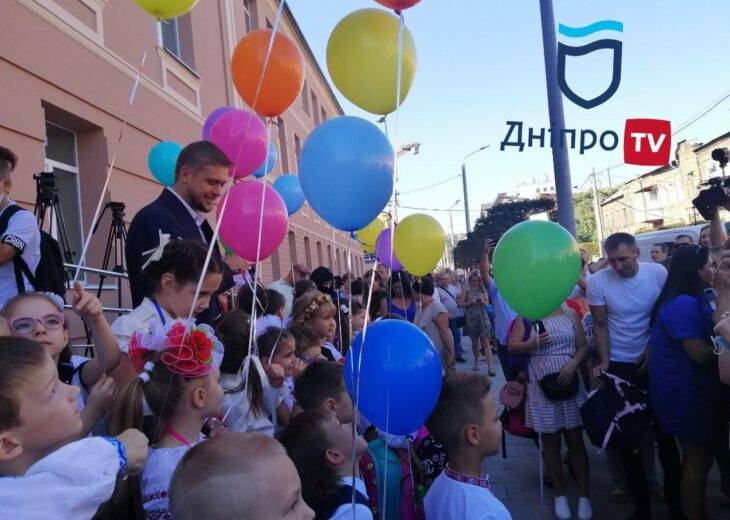 Наплевать на здоровье детей: ради парадных фото со школьниками глава Днепр ОГА нарушил карантинные нормы
