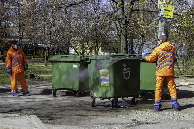 У Дніпрі комунальники дезінфікують сміттєві контейнери (ФОТО)