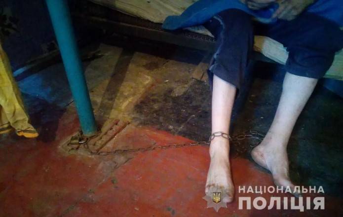 Мать держала сына на цепи, чтобы получать его деньги