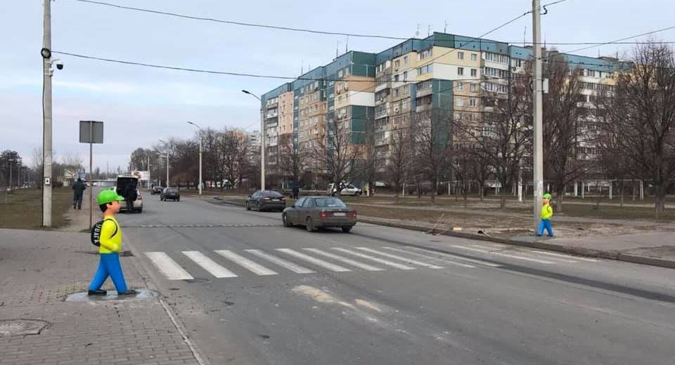 В Днепре возле пешеходного перехода появились фигурки школьников