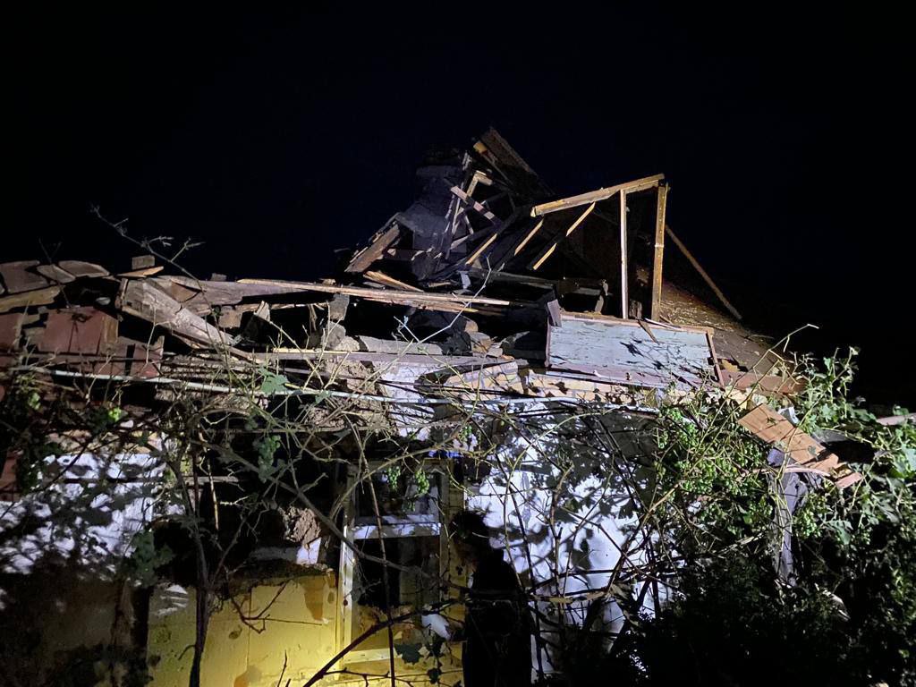 Ворог бив по житлових кварталах, де спали люди: з’явились фото з місця нічного обстрілу Дніпропетровщини