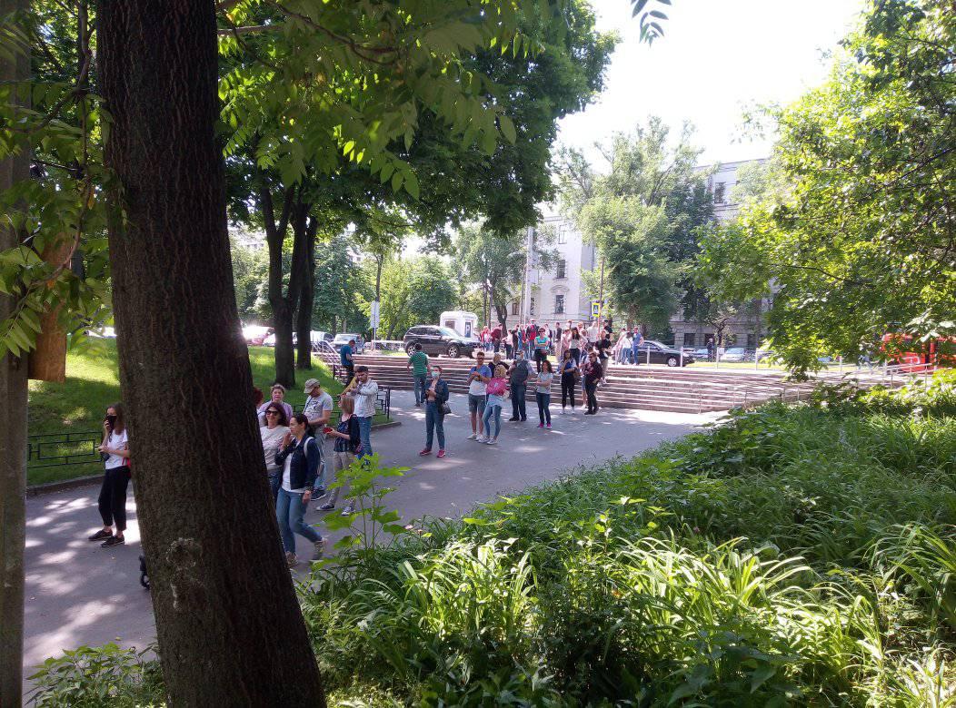 В Николаеве люди выстраиваются в огромные очереди за хлебом и консервой (видео)