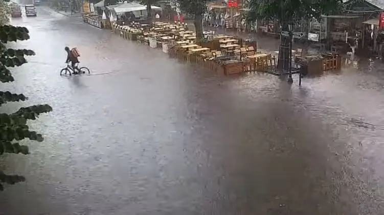 Мощный ливень за 15 минут затопил Одессу (ВИДЕО)