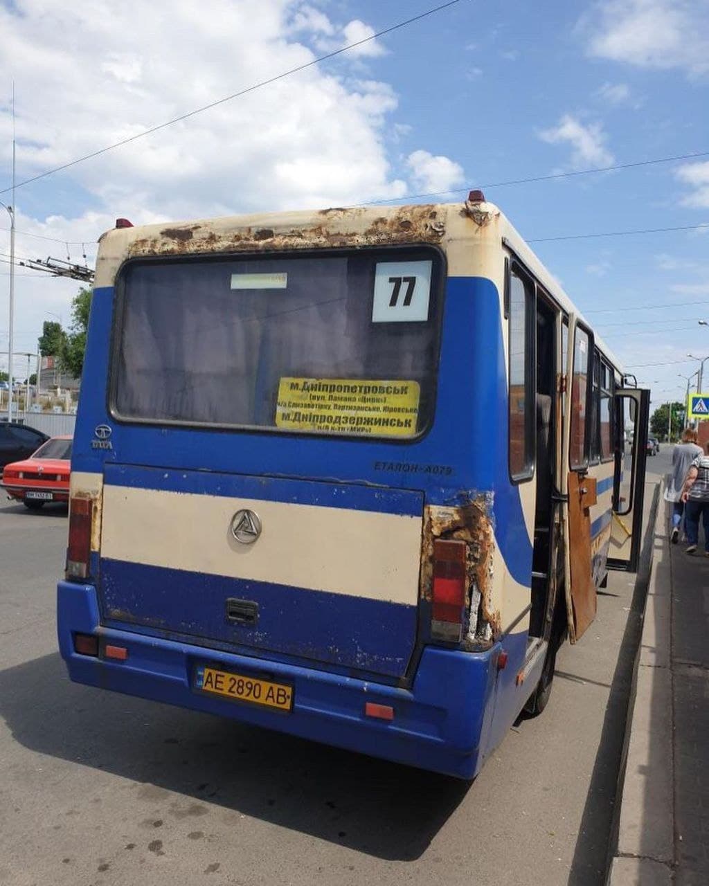 В Днепре на маршрут “Днепр – Каменское” вышел ржавчиной убитый автобус (ФОТО)